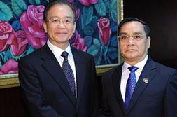 温家宝与老挝总理通辛举行会谈