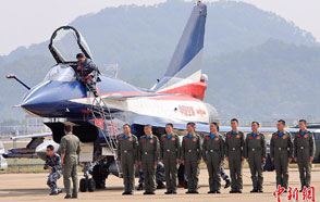 中国“八一”飞行表演队歼10战机抵珠海