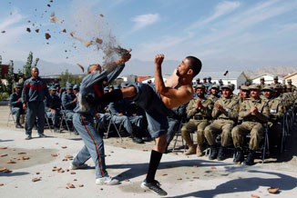 阿富汗警察毕业典礼 技能展示吸引眼球