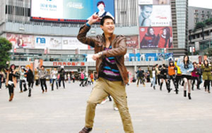 男子光棍节前花一个月工资租广场屏幕向女友求婚