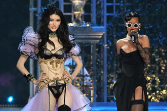 JR绯闻女友助阵顶级内衣秀 身材火爆PK名模(图)