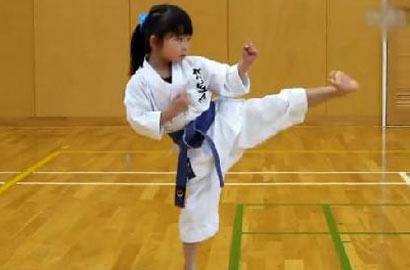 日本5岁萝莉空手道考试视频走红