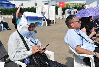 实拍珠海航展上的美女风景线和中外军迷