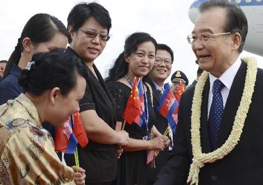 溫家寶抵達金邊出席東亞領導人係列會議並對柬埔寨進行正式訪問