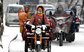 冷空气来袭 乌鲁木齐大雪纷飞气温降至-10℃