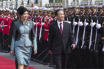 温家宝出席泰国总理英拉举行的欢迎仪式