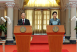 溫家寶與泰國總理英拉共同會見記者
