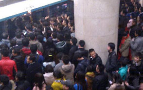 北京地铁4号线早高峰出信号故障 大批乘客滞留