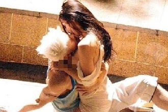 幻灯:当红足球宝贝夜店大醉 遭三港星摸胸狼吻