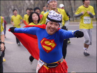 北京马拉松赛场成秀场 全民娱乐健身总动员