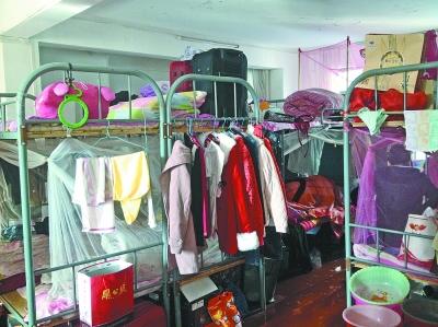 武汉“最牛集体宿舍” 130平方米挤22张双层床