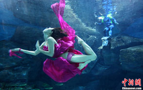 爱心大使水下起舞展曼妙身姿 吁关爱女性