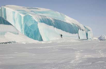 南极海面现壮观蓝色巨冰 似海浪速冻