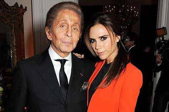 辣妹参观伦敦时装学院 杏红套装闪耀全场[高清]