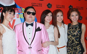 PSY鸟叔火红西装夜游香港出手阔绰作风亲民