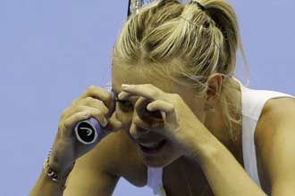 莎娃伊万美艳四射米兰赛 俄美女搞怪卖萌[高清]