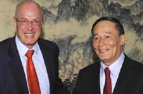 王岐山会见美国前财政部长保尔森