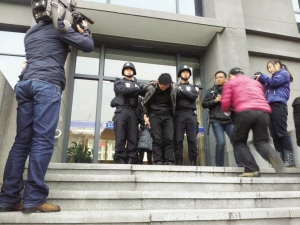 浙江:大学毕业生用玩具枪抢走5斤多黄金