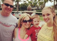 幼童大胆“袭胸”照令人瞠目