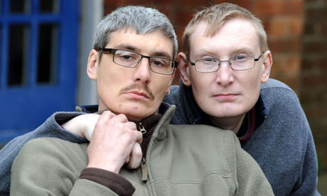 英国中年兄弟染怪病&ldquo;返老还童&rdquo; 心智如幼儿需监护