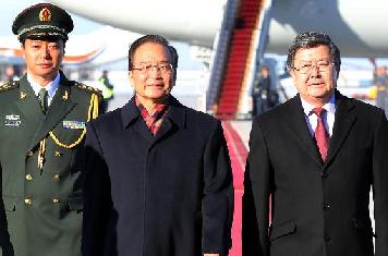 温家宝抵达比什凯克出席上海合作组织成员国总理第十一次会议并对吉尔吉斯斯坦进行正式访问