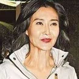 45岁叶玉卿现身显老态 脖子"爆筋"双颊松弛