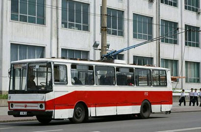 实拍朝鲜街头汽车 惊现中国解放和东风