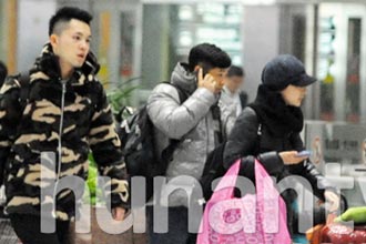 高清-郭晶晶婚后现身 低调返京精壮保镖随行保驾