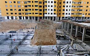 太原一在建小区孤坟伫立