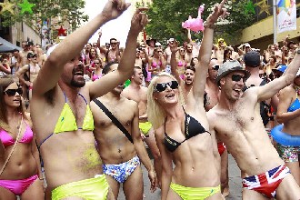 高清-民众悉尼街头泳装游行 欲创世界纪录