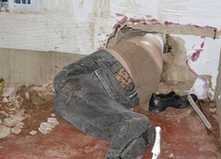 巴西囚犯越狱被卡墙上 盘点全球离奇被卡事件