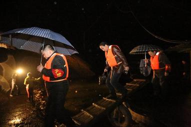 湖南安化县发生平板船侧翻事故 8人下落不明