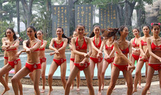 40名选美小姐穿比基尼跳“骑马舞”