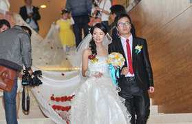 广西一新娘身着520米长婚纱出嫁