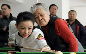 沈阳84岁“花球奶奶”约会“九球天后”潘晓婷