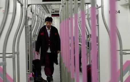 中国首条穿越长江的地铁将于月底通车试运营