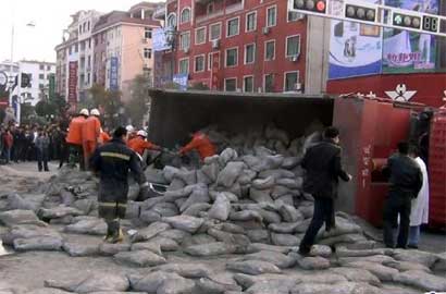 江西一水泥卡车侧翻 旁边小轿车被埋两人身亡