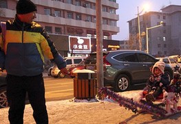 吉林男子自制“圣诞雪橇”接儿子放学