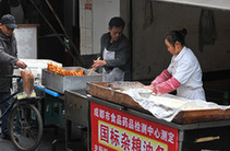 成都“油条哥”售“国际油条”走红