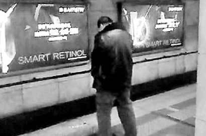 北京：男子在地铁站内撒尿 完事后淡定离开