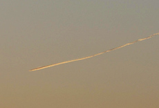 北京西南方向天空出现不明飞行物