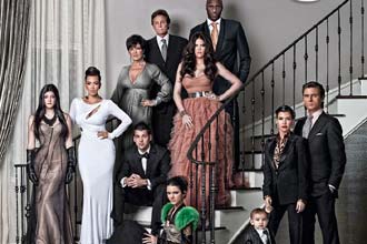 卡戴珊家族拍摄新年年历 奥多姆与科勒亲密无间[组图]