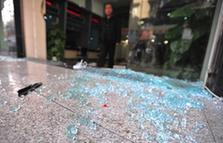 武汉一私家车冲进工行储蓄所