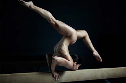 美国20位著名运动员拍全裸写真展现人体美