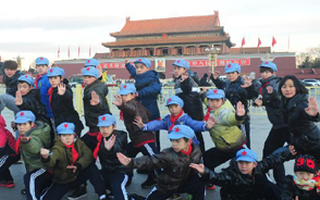 红军小学学生代表参观游览天安门广场