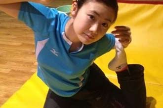 福原爱圣诞卖萌练瑜伽 瓷娃娃大展良好柔韧 图