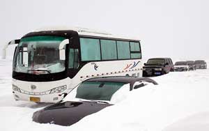 新疆玛依塔斯多路出现“风吹雪”封闭近6天
