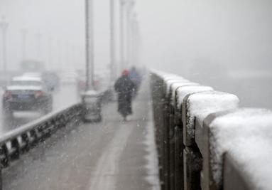南京长江大桥雪中迎来通车44周年