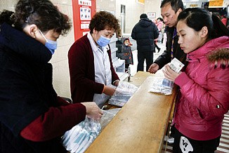 北京持续雾霾引发市民抢购口罩