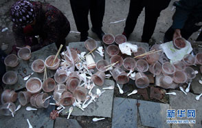 杭州免费喝粥点变垃圾点 现场一片狼藉